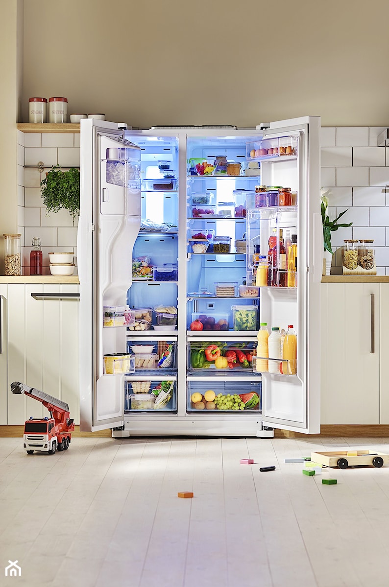 Lodówki - Mała otwarta beżowa biała z zabudowaną lodówką kuchnia jednorzędowa - zdjęcie od Samsung Electronics Co., Ltd.