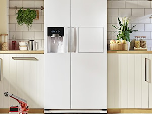 Lodówki - Mała zamknięta biała szara z zabudowaną lodówką kuchnia jednorzędowa, styl skandynawski - zdjęcie od Samsung Electronics Co., Ltd.