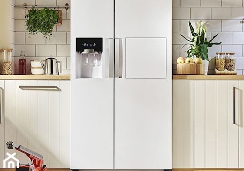 Lodówki - Mała zamknięta biała szara z zabudowaną lodówką kuchnia jednorzędowa, styl skandynawski - zdjęcie od Samsung Electronics Co., Ltd.
