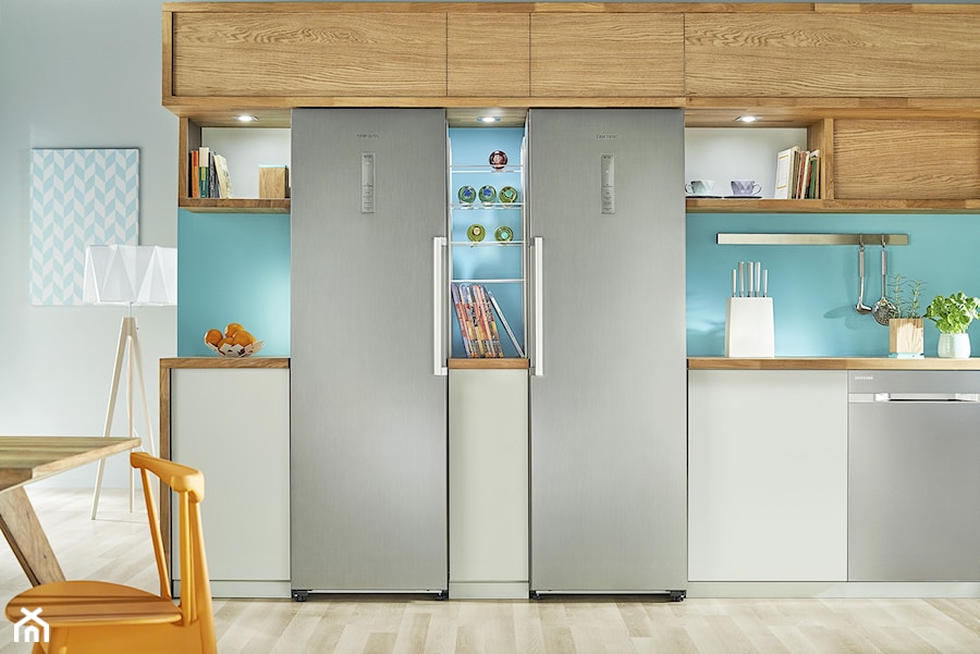 Lodówki - Średnia otwarta szara z zabudowaną lodówką kuchnia jednorzędowa, styl skandynawski - zdjęcie od Samsung Electronics Co., Ltd.