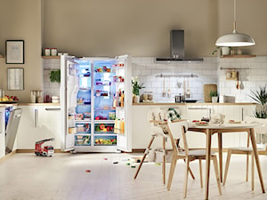 Lodówki - Duża zamknięta beżowa biała z zabudowaną lodówką kuchnia w kształcie litery l z oknem - zdjęcie od Samsung Electronics Co., Ltd.