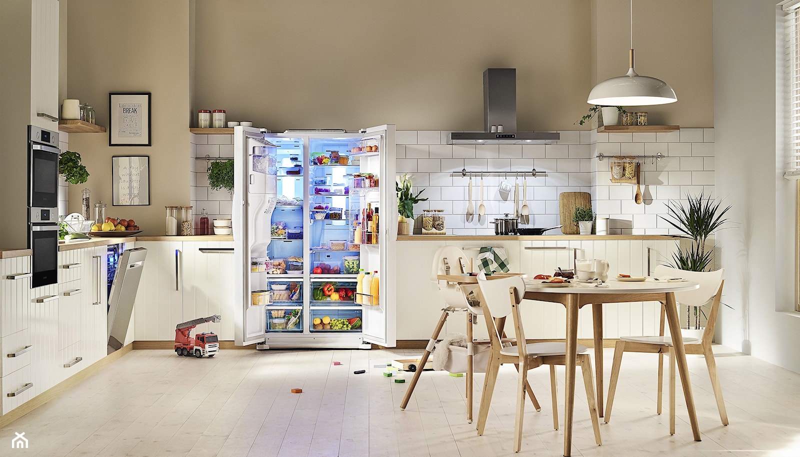 Lodówki - Duża zamknięta beżowa biała z zabudowaną lodówką kuchnia w kształcie litery l z oknem - zdjęcie od Samsung Electronics Co., Ltd. - Homebook