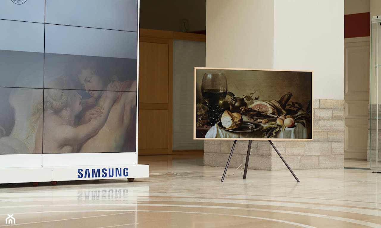 Samsung The Frame wyeksponowany na stojaku z wyświetlonym na ekranie obrazem z martwą naturą