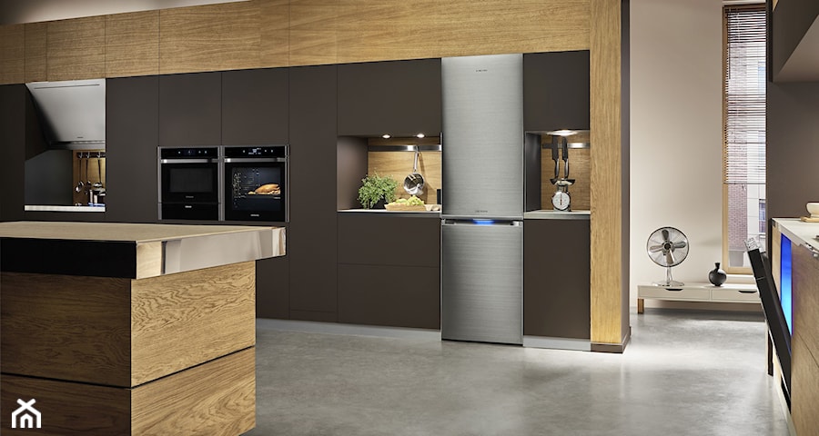 Lodówki - Duża otwarta z zabudowaną lodówką kuchnia w kształcie litery l z wyspą lub półwyspem z oknem, styl nowoczesny - zdjęcie od Samsung Electronics Co., Ltd.