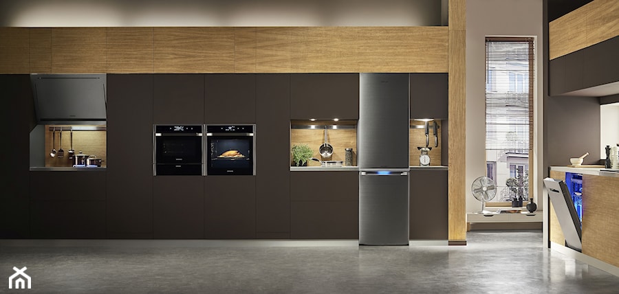 Lodówki - Duża zamknięta z kamiennym blatem szara z zabudowaną lodówką kuchnia w kształcie litery l z oknem, styl nowoczesny - zdjęcie od Samsung Electronics Co., Ltd.