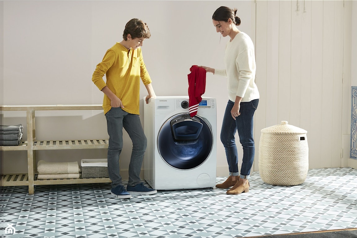 nowoczesna pralka umożliwiająca wkładanie brudnych rzeczy podczas prania
