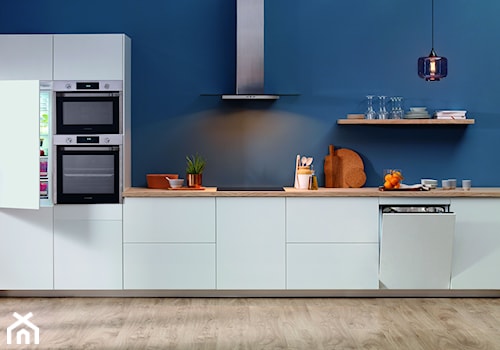 AGD - Średnia zamknięta niebieska z zabudowaną lodówką kuchnia jednorzędowa, styl nowoczesny - zdjęcie od Samsung Electronics Co., Ltd.