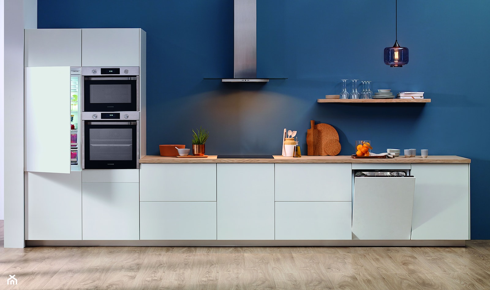 AGD - Średnia zamknięta niebieska z zabudowaną lodówką kuchnia jednorzędowa, styl nowoczesny - zdjęcie od Samsung Electronics Co., Ltd. - Homebook