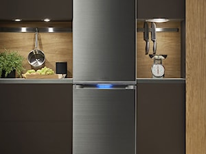 Lodówki - Otwarta beżowa z lodówką wolnostojącą kuchnia jednorzędowa, styl industrialny - zdjęcie od Samsung Electronics Co., Ltd.