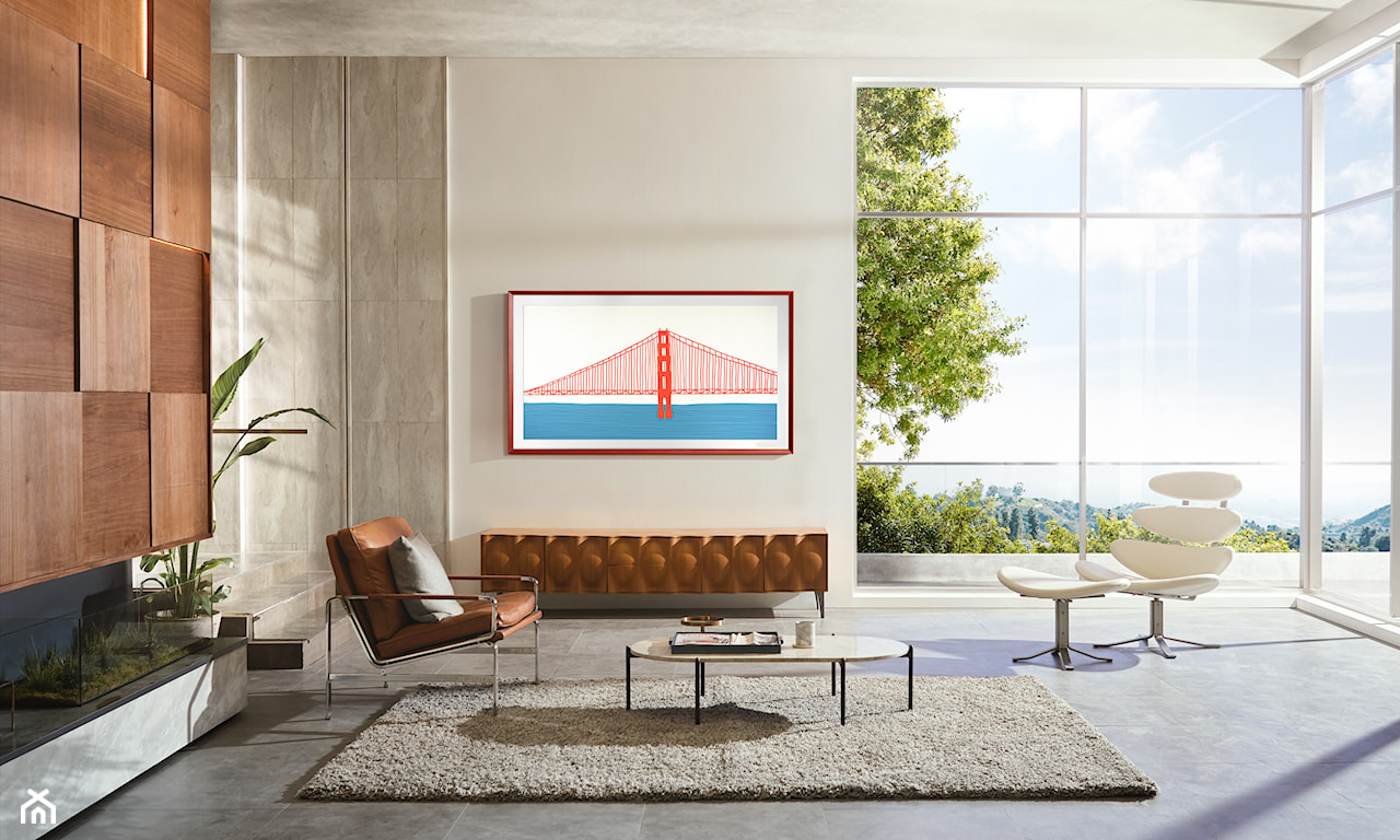 Telewizor jak obraz The Frame LS03BG powieszony na ścianie w salonie z wyświetlonym na ekranie obrazem z Trybu Sztuka