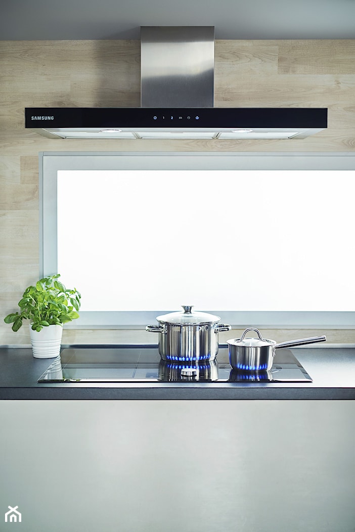 Lodówki - Mała otwarta z kamiennym blatem z zabudowaną lodówką kuchnia jednorzędowa z oknem, styl nowoczesny - zdjęcie od Samsung Electronics Co., Ltd. - Homebook