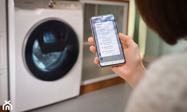 Swoją inteligentną pralką Samsung AI Control możesz sterować prosto z telefonu dzięki aplikacji SmartThings.