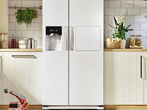 Lodówki - Średnia otwarta beżowa biała z zabudowaną lodówką z lodówką wolnostojącą kuchnia jednorzędowa, styl skandynawski - zdjęcie od Samsung Electronics Co., Ltd.