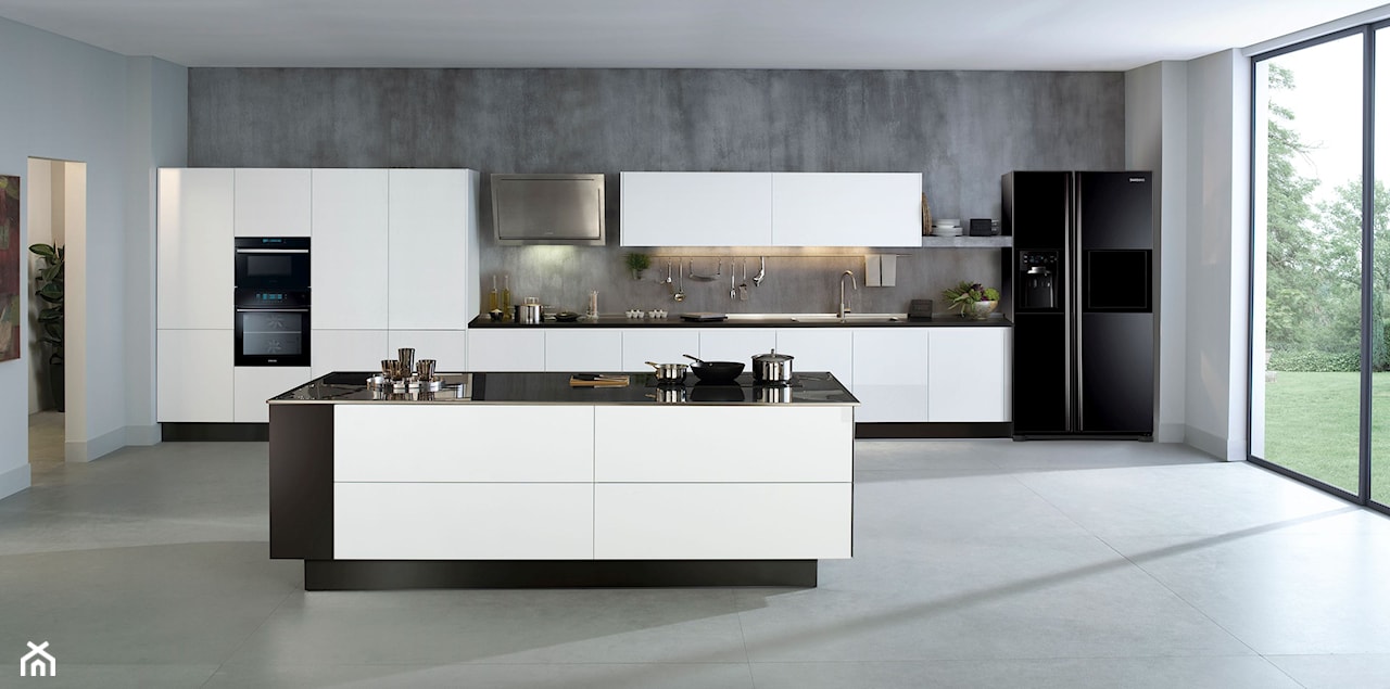 nowoczesna minimalistyczna kuchnia, biało-czarne szafki kuchenne, szare ściany, podłoga z płyt betonowych
