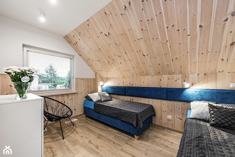 Domy w Jantarze - Duża biała sypialnia na poddaszu, styl skandynawski - zdjęcie od Pracownia Projektowa Decoretti - Agata Jachimowicz