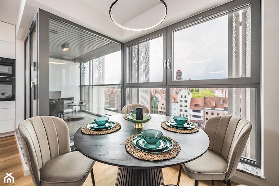Apartament Wyspa Spichrzów - Mała biała jadalnia w salonie w kuchni, styl nowoczesny - zdjęcie od Pracownia Projektowa Decoretti - Agata Jachimowicz