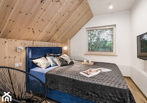 Domy w Jantarze - Mała biała sypialnia na poddaszu, styl skandynawski - zdjęcie od Pracownia Projektowa Decoretti - Agata Jachimowicz
