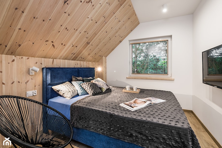 Domy w Jantarze - Mała biała sypialnia na poddaszu, styl skandynawski - zdjęcie od Pracownia Projektowa Decoretti - Agata Jachimowicz
