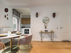 Apartament Sienna Grobla - Mała biała jadalnia w salonie w kuchni, styl nowoczesny - zdjęcie od Pracownia Projektowa Decoretti - Agata Jachimowicz
