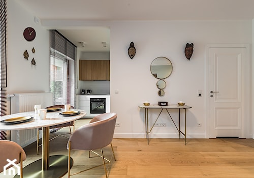 Apartament Sienna Grobla - Mała biała jadalnia w salonie w kuchni, styl nowoczesny - zdjęcie od Pracownia Projektowa Decoretti - Agata Jachimowicz