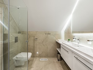 Domy w Jantarze - Średnia na poddaszu bez okna z dwoma umywalkami łazienka, styl skandynawski - zdjęcie od Pracownia Projektowa Decoretti - Agata Jachimowicz