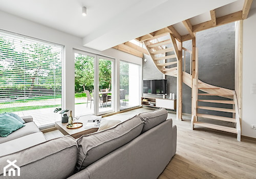Domy w Jantarze - Duży biały czarny salon, styl skandynawski - zdjęcie od Pracownia Projektowa Decoretti - Agata Jachimowicz