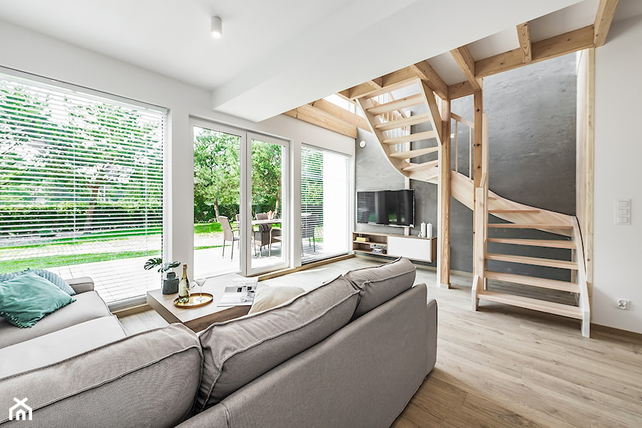 Domy w Jantarze - Duży biały czarny salon, styl skandynawski - zdjęcie od Pracownia Projektowa Decoretti - Agata Jachimowicz