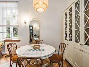 Eklektyczny Apartament w Sopocie - Mała biała jadalnia w salonie, styl vintage - zdjęcie od Pracownia Projektowa Decoretti - Agata Jachimowicz