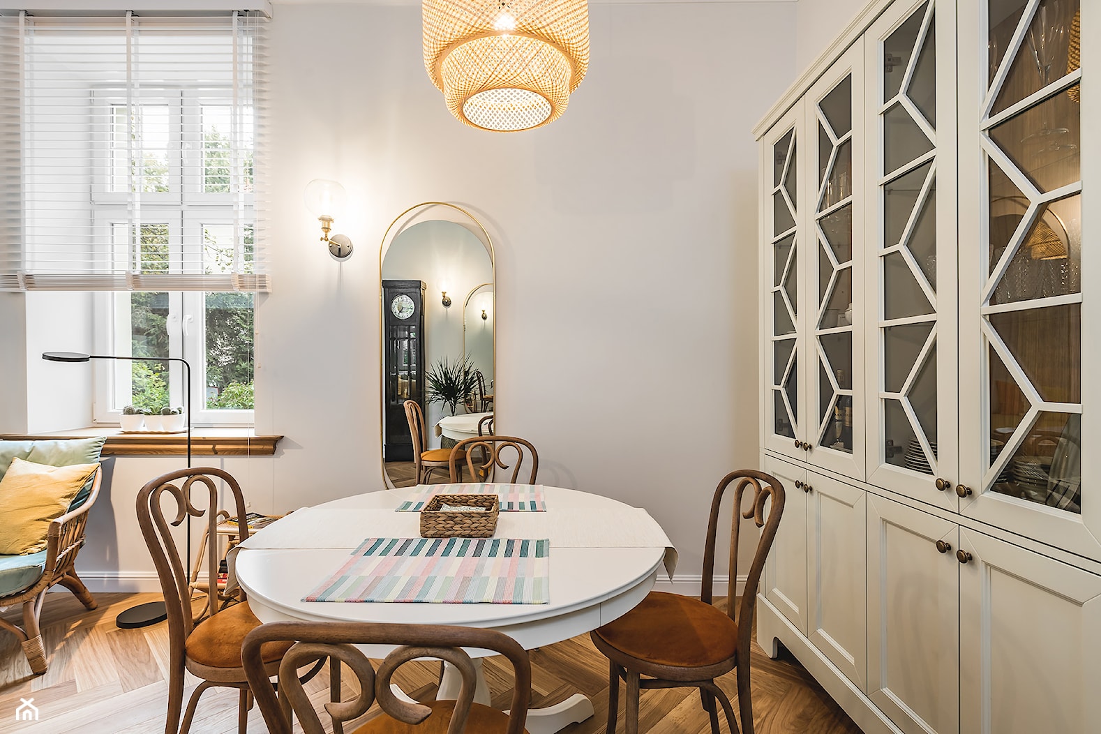 Eklektyczny Apartament w Sopocie - Mała biała jadalnia w salonie, styl vintage - zdjęcie od Pracownia Projektowa Decoretti - Agata Jachimowicz - Homebook