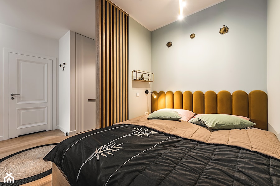 Apartament Sienna Grobla - Mała biała niebieska szara żółty pozostałe dekoracje sypialnia, styl nowoczesny - zdjęcie od Pracownia Projektowa Decoretti - Agata Jachimowicz
