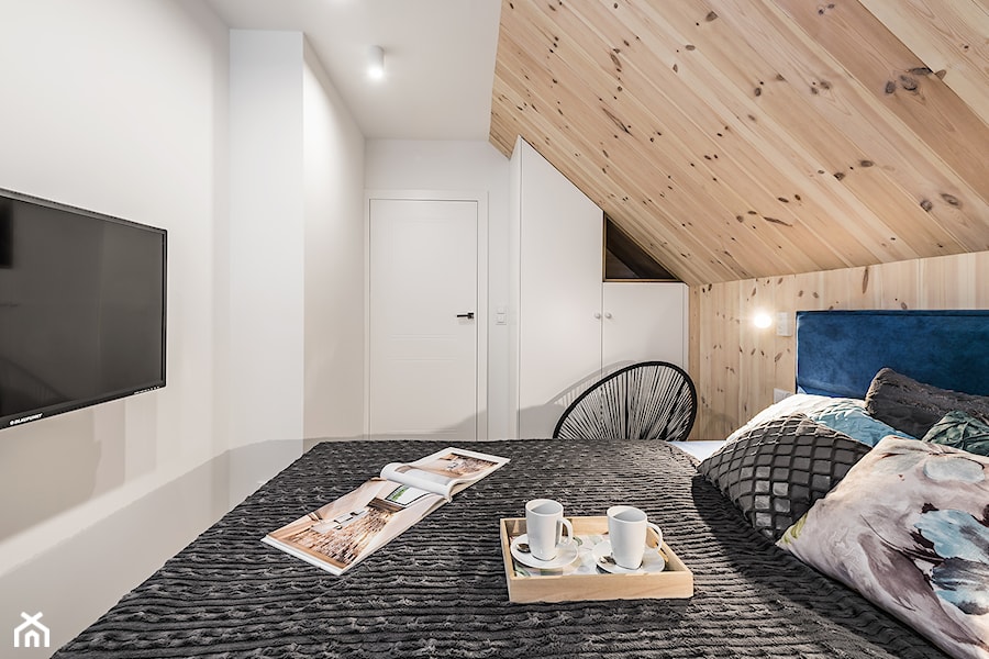 Domy w Jantarze - Średnia biała sypialnia na poddaszu, styl skandynawski - zdjęcie od Pracownia Projektowa Decoretti - Agata Jachimowicz
