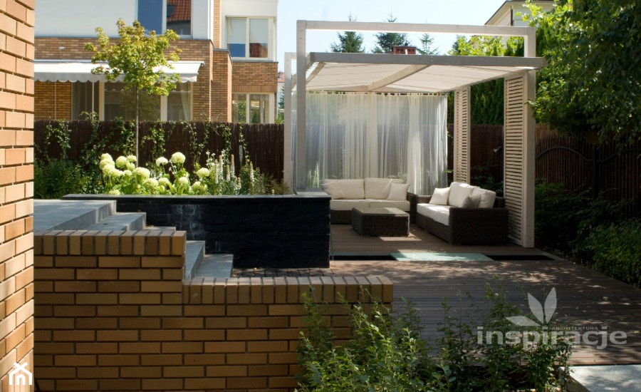 Ogród nowoczesny w Wilanowie - Średni z podłogą z desek z meblami ogrodowymi taras z tyłu domu, styl nowoczesny - zdjęcie od Studio projektowe INSPIRACJE - Homebook