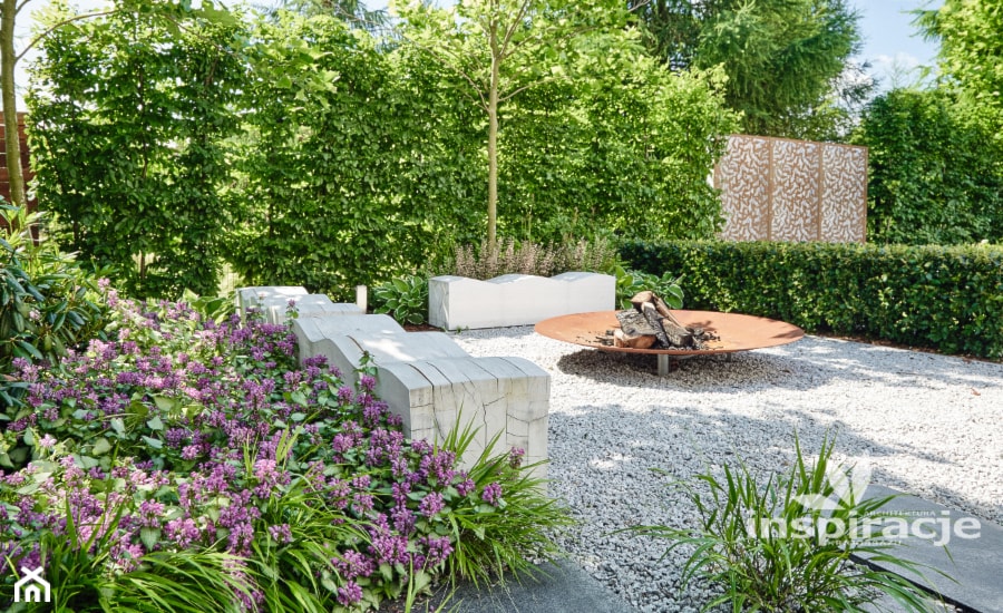 Ogród z nowoczesnym paleniskiem - zdjęcie od Studio projektowe INSPIRACJE