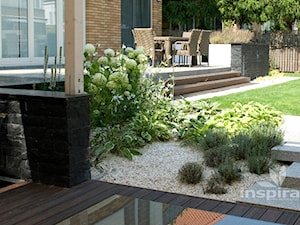 Ogród nowoczesny w Wilanowie - Duży z meblami ogrodowymi taras z tyłu domu, styl nowoczesny - zdjęcie od Studio projektowe INSPIRACJE