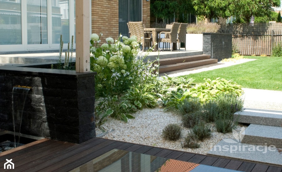 Ogród nowoczesny w Wilanowie - Duży z meblami ogrodowymi taras z tyłu domu, styl nowoczesny - zdjęcie od Studio projektowe INSPIRACJE - Homebook