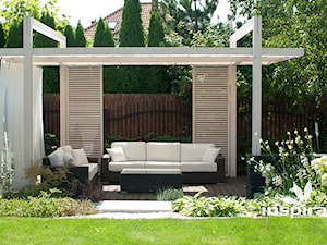 Ogród nowoczesny w Wilanowie - Duży ogród za domem z pergolą, styl nowoczesny - zdjęcie od Studio projektowe INSPIRACJE