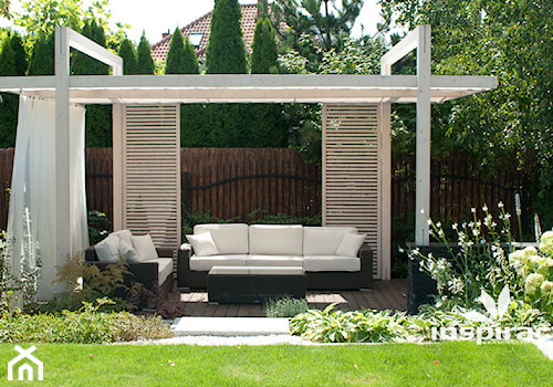 Ogród nowoczesny w Wilanowie - Duży ogród za domem z pergolą, styl nowoczesny - zdjęcie od Studio projektowe INSPIRACJE