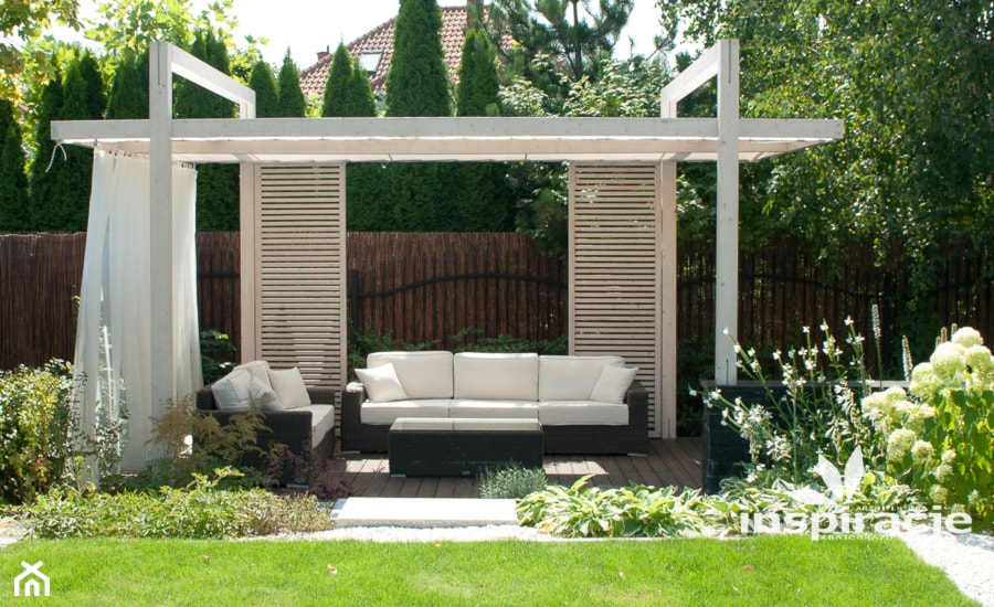Ogród nowoczesny w Wilanowie - Duży ogród za domem z pergolą, styl nowoczesny - zdjęcie od Studio projektowe INSPIRACJE - Homebook