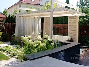 Ogród nowoczesny w Wilanowie - Średni z kamienną nawierzchnią ogród za domem z altaną, styl nowoczesny - zdjęcie od Studio projektowe INSPIRACJE