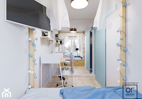 Małe mieszkanie z nutą ekstrawagancji - Mała biała niebieska z biurkiem sypialnia, styl skandynawski - zdjęcie od O.Fiedorowicz