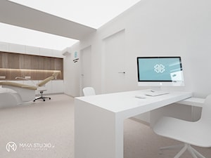 WMP - Duże z zabudowanym biurkiem szare biuro - zdjęcie od MΛKΛ Studio