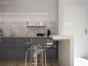 wnętrze kawalerki - Duża otwarta biała kuchnia, styl skandynawski - zdjęcie od MΛKΛ Studio