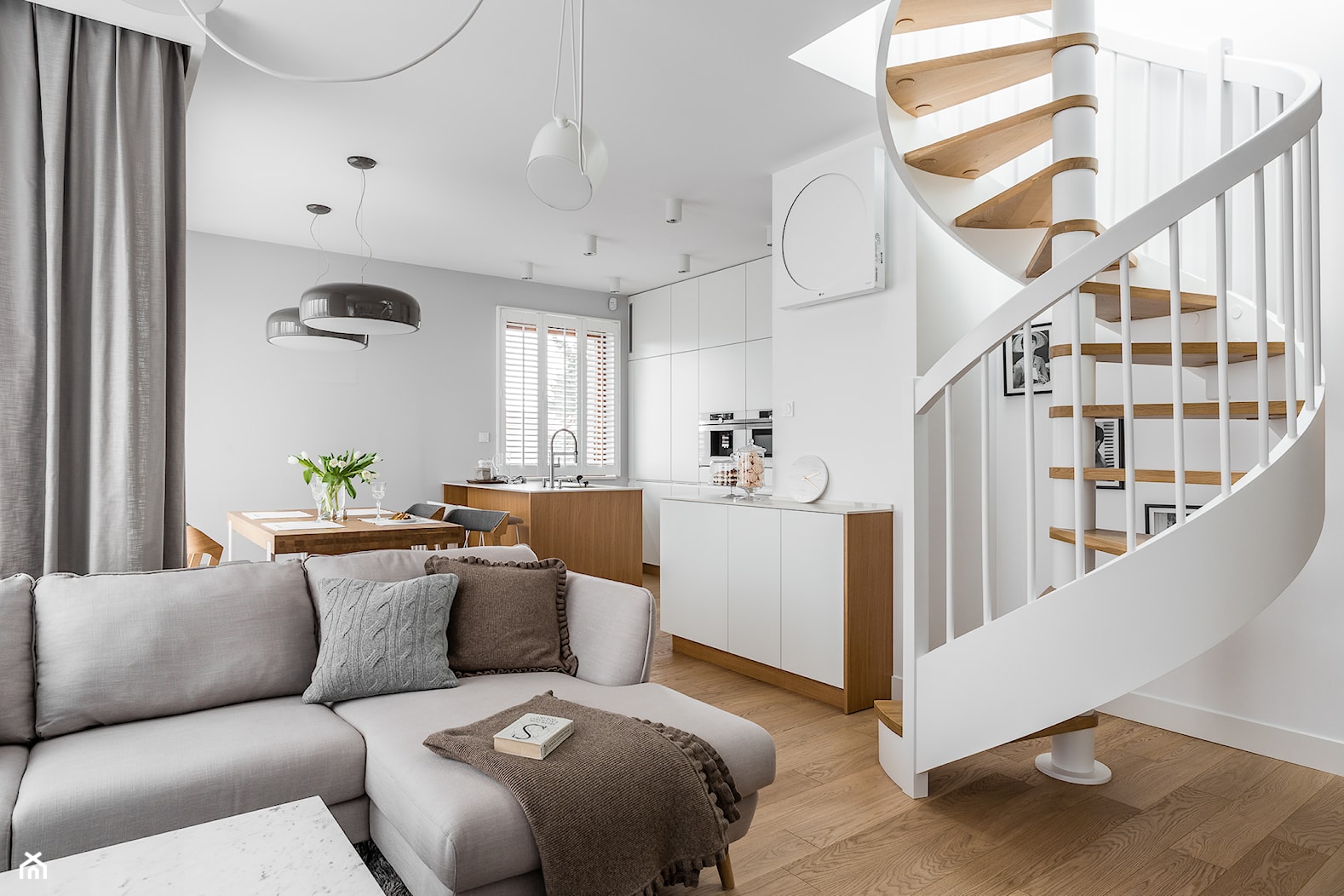 Mieszkanie w stylu Audrey - Średni biały szary salon z kuchnią z jadalnią, styl nowoczesny - zdjęcie od MΛKΛ Studio - Homebook