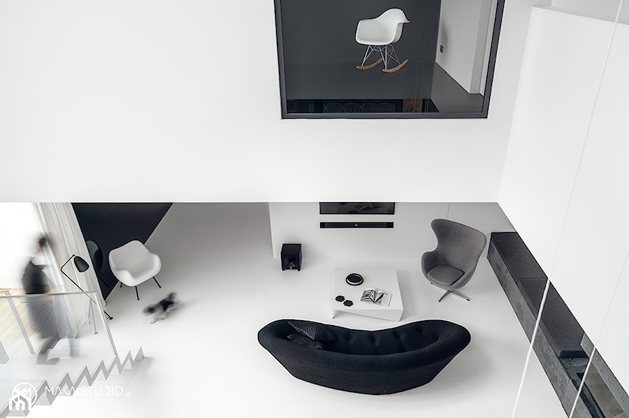 Black and White minimal - Duży biały czarny salon z antresolą, styl minimalistyczny - zdjęcie od MΛKΛ Studio