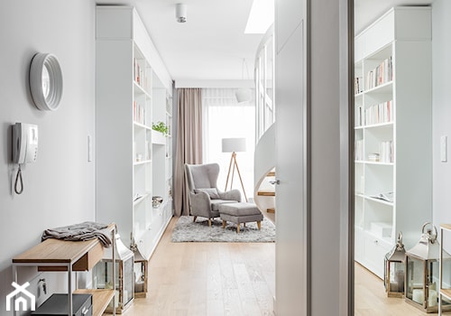 Mieszkanie w stylu Audrey - Średni biały szary hol / przedpokój, styl skandynawski - zdjęcie od MΛKΛ Studio