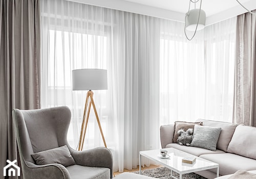 Mieszkanie w stylu Audrey - Mały biały salon, styl skandynawski - zdjęcie od MΛKΛ Studio