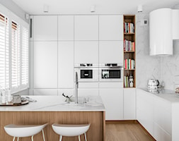 biało-drewniana kuchnia z elementami marmuru - maka.studio - zdjęcie od MΛKΛ Studio - Homebook