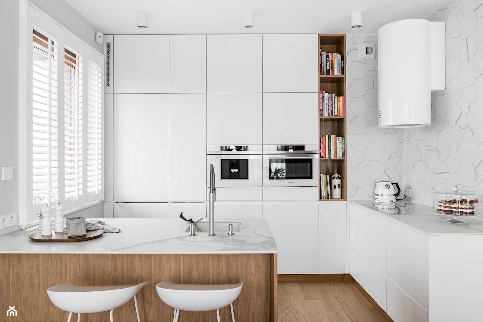 biało-drewniana kuchnia z elementami marmuru - maka.studio - zdjęcie od MΛKΛ Studio - Homebook