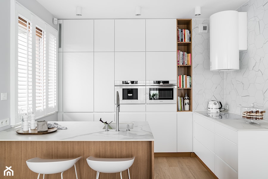 biało-drewniana kuchnia z elementami marmuru - maka.studio - zdjęcie od MΛKΛ Studio