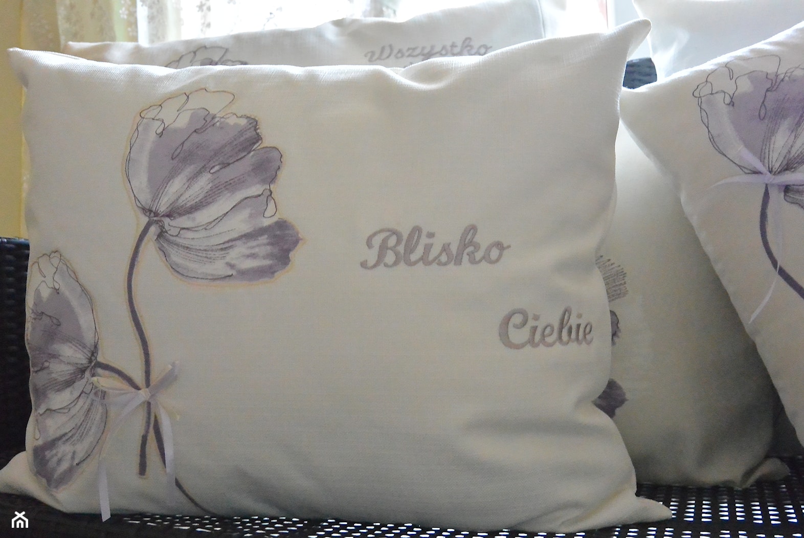 Poduszka dekoracyjna Hand Made!Kwiaty wyszywane - zdjęcie od elenor249 - Homebook